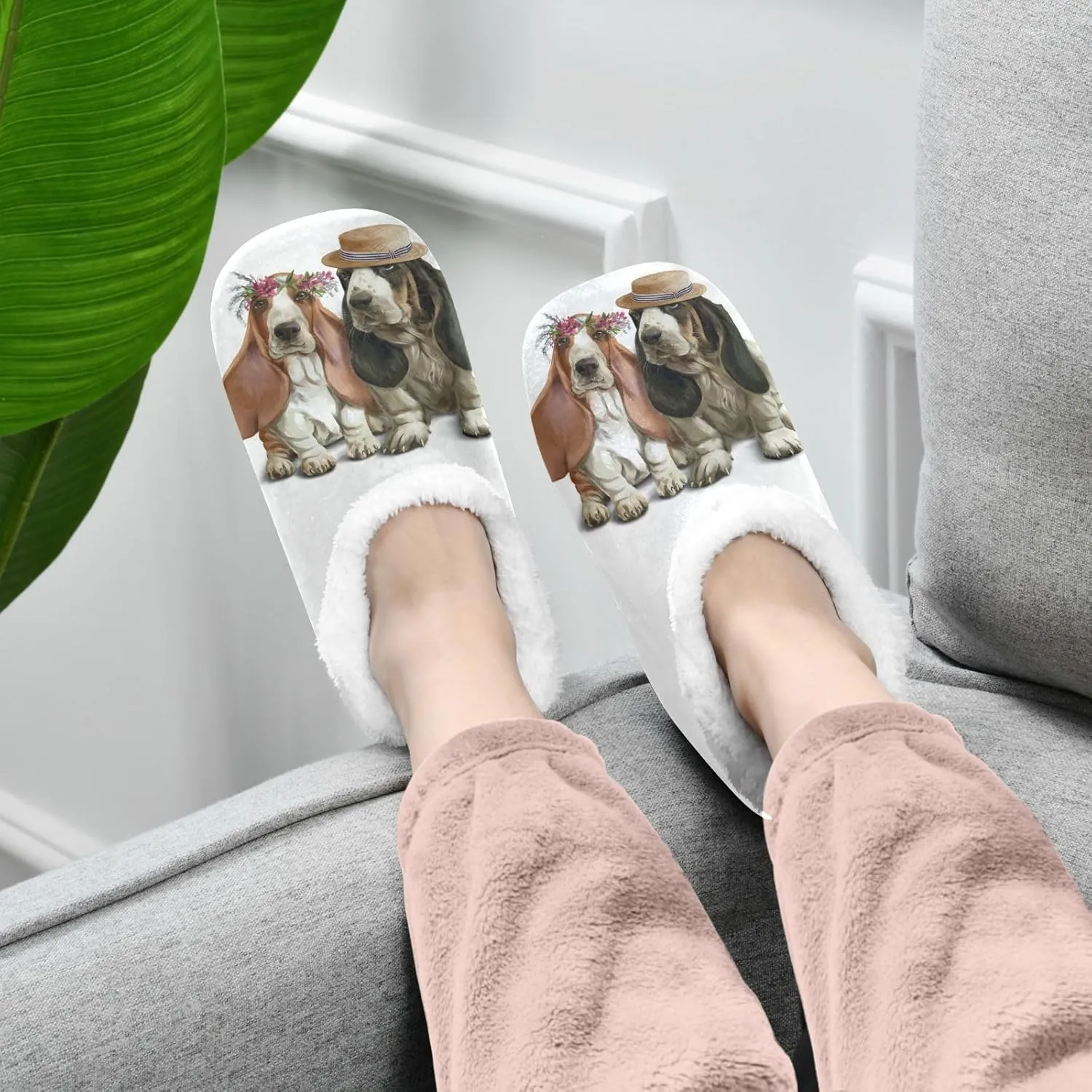 Dussdil Basset Hounds Hat Wreath Home Winter Slippers Spa Travel House Slipper Soft Memory Foam Slipper Non Slip for Women Men Hotel Bedroom Shoes Slippers M