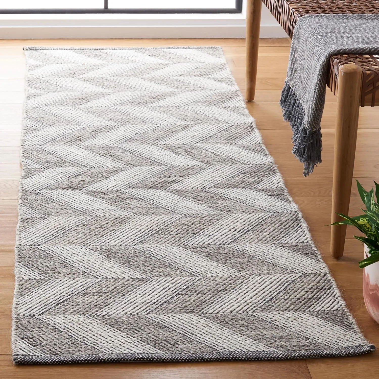 SAFAVIEH Kilim Collection Runner Rug - 2'3" x 7', Grey & Ivory, Handmade Flat Weave Chevron Wool, Ideal for High Traffic Areas in Living Room, Bedroom (KLM730F)