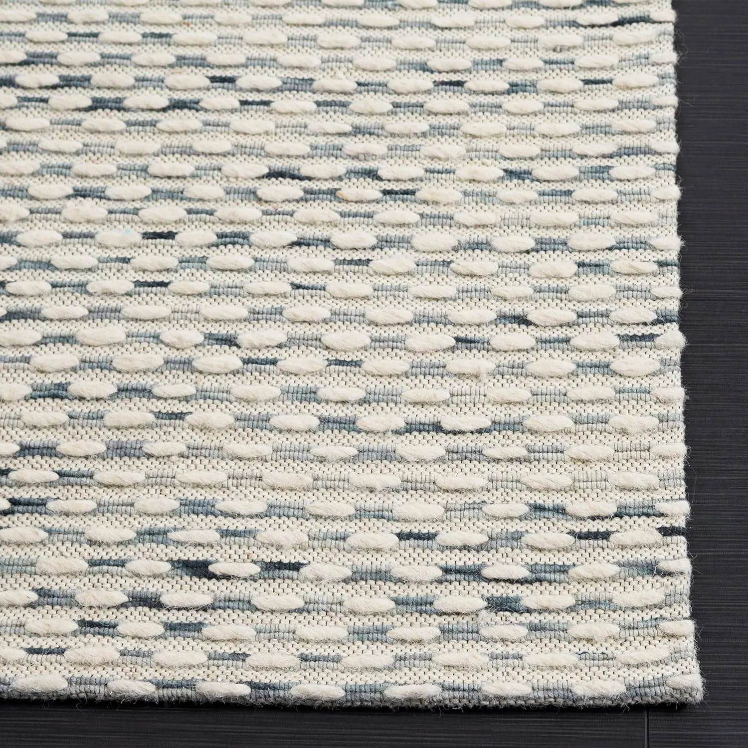 SAFAVIEH Marbella Collection Area Rug - 8' x 10', Beige & Blue, Handmade Wool, Ideal for High Traffic Areas in Living Room, Bedroom (MRB158L)