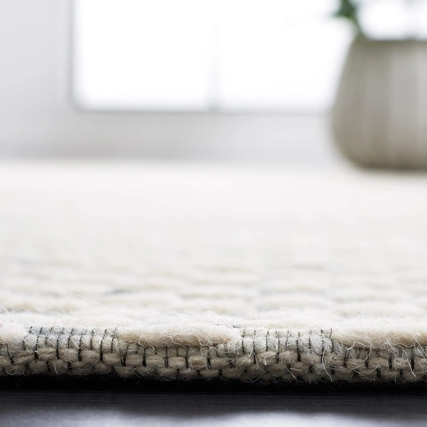 SAFAVIEH Marbella Collection Area Rug - 8' x 10', Beige & Blue, Handmade Wool, Ideal for High Traffic Areas in Living Room, Bedroom (MRB158L)