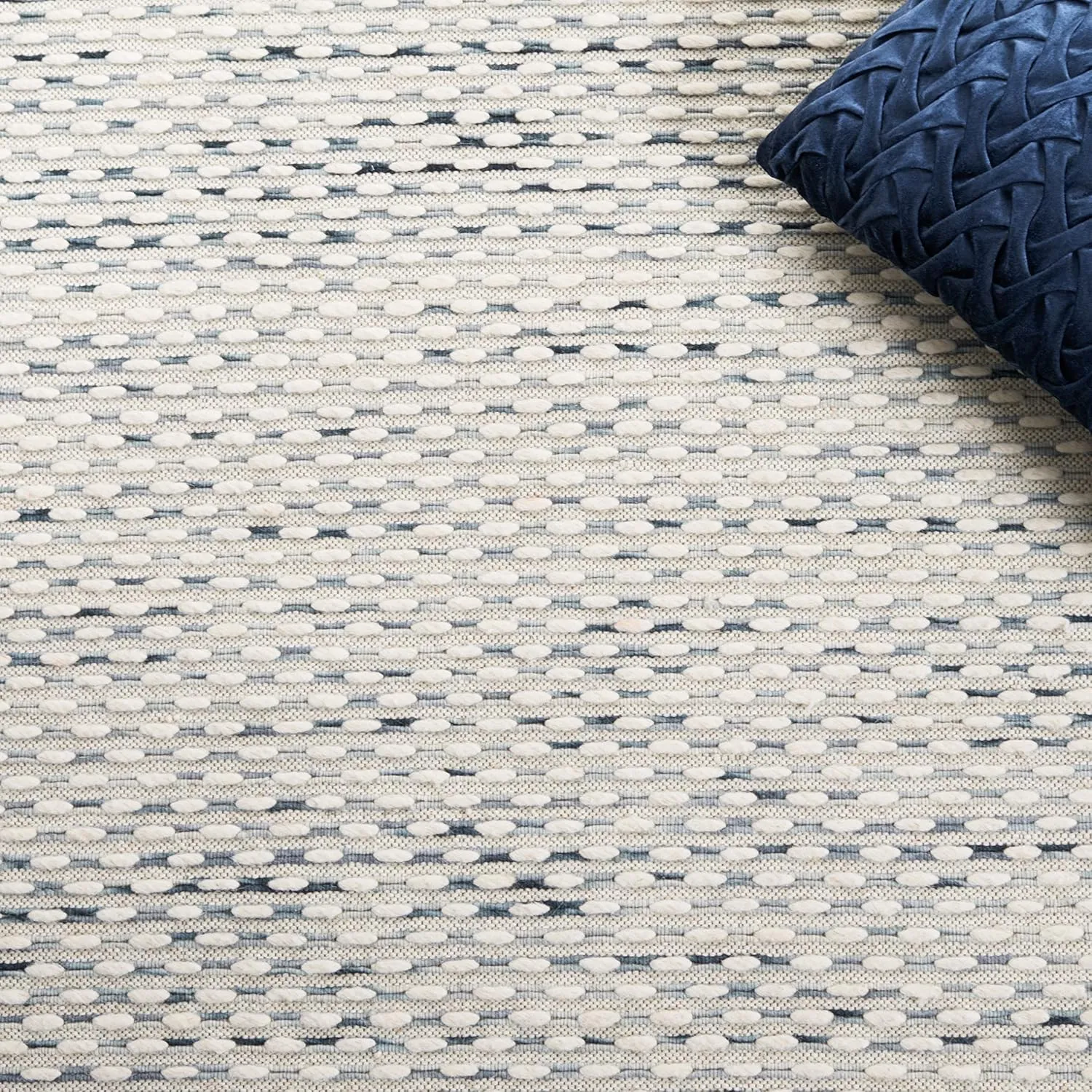 SAFAVIEH Marbella Collection Area Rug - 8' x 10', Beige & Blue, Handmade Wool, Ideal for High Traffic Areas in Living Room, Bedroom (MRB158L)