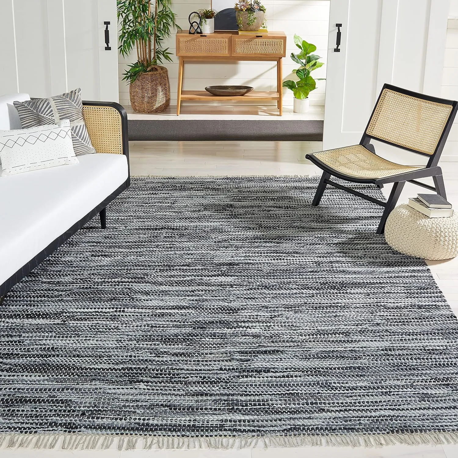 SAFAVIEH Montauk Collection Area Rug - 8' x 10', Grey & Black, Handmade Flat Weave Cotton, Ideal for High Traffic Areas in Living Room, Bedroom (MTK251F)