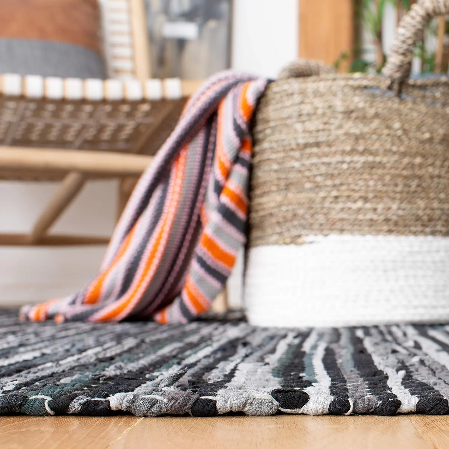 SAFAVIEH Montauk Collection Area Rug - 8' x 10', Grey & Black, Handmade Flat Weave Cotton, Ideal for High Traffic Areas in Living Room, Bedroom (MTK251F)