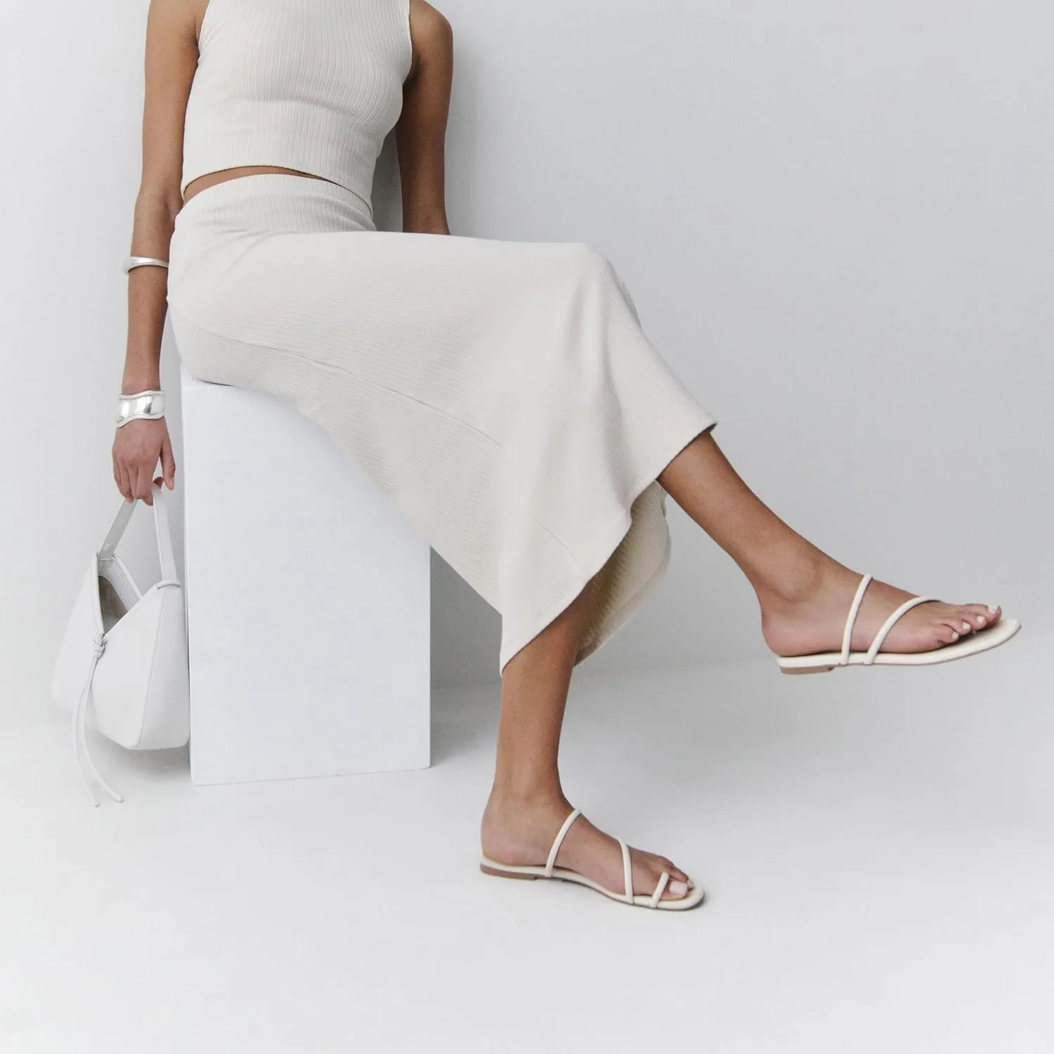 Strappy Flat Sandals for Women Open Toe Slip On Slides Toe Ring Cross Strap Slippers Sandals Casual Comfortable Summer Beach Flat Shoes