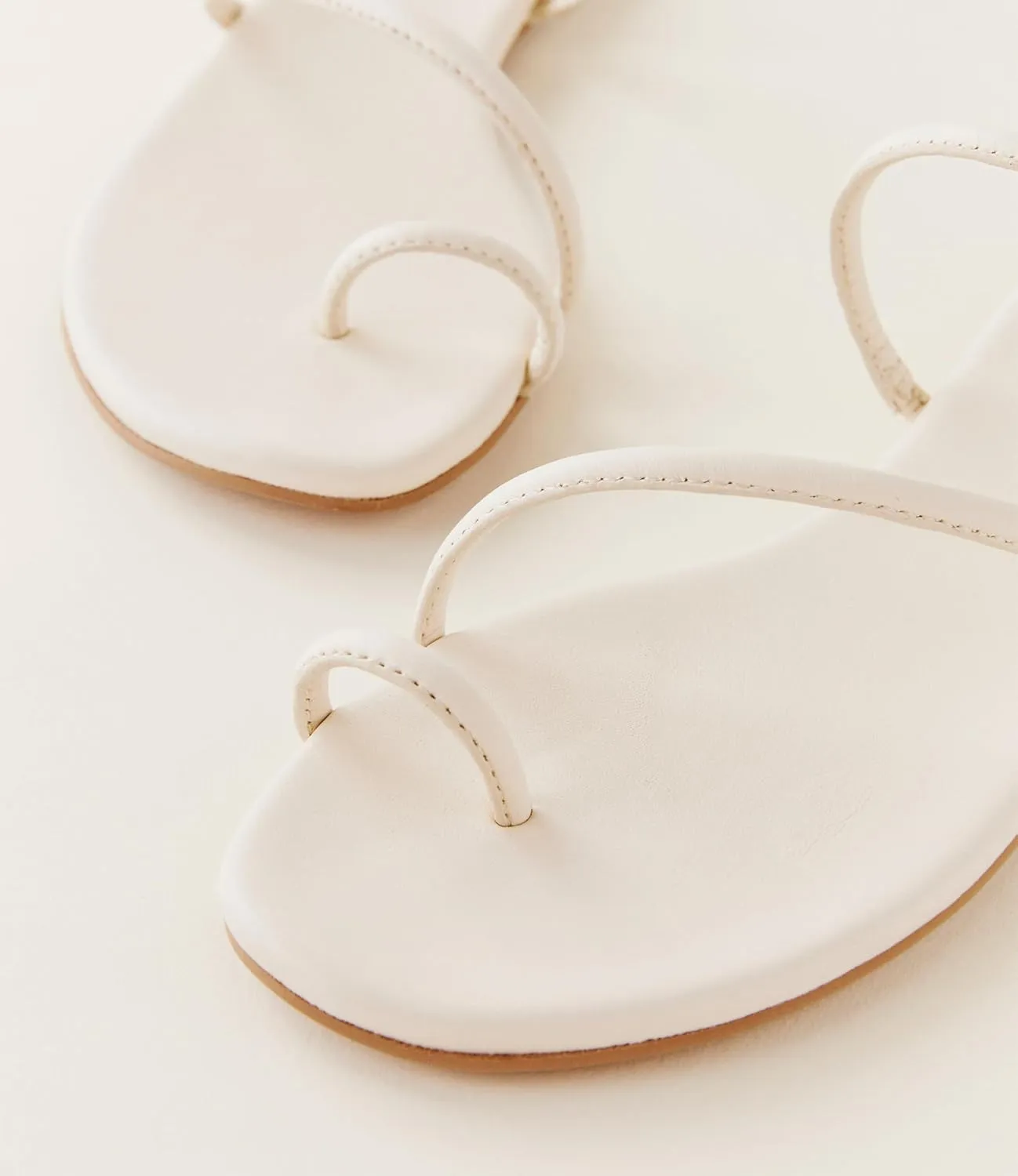 Strappy Flat Sandals for Women Open Toe Slip On Slides Toe Ring Cross Strap Slippers Sandals Casual Comfortable Summer Beach Flat Shoes